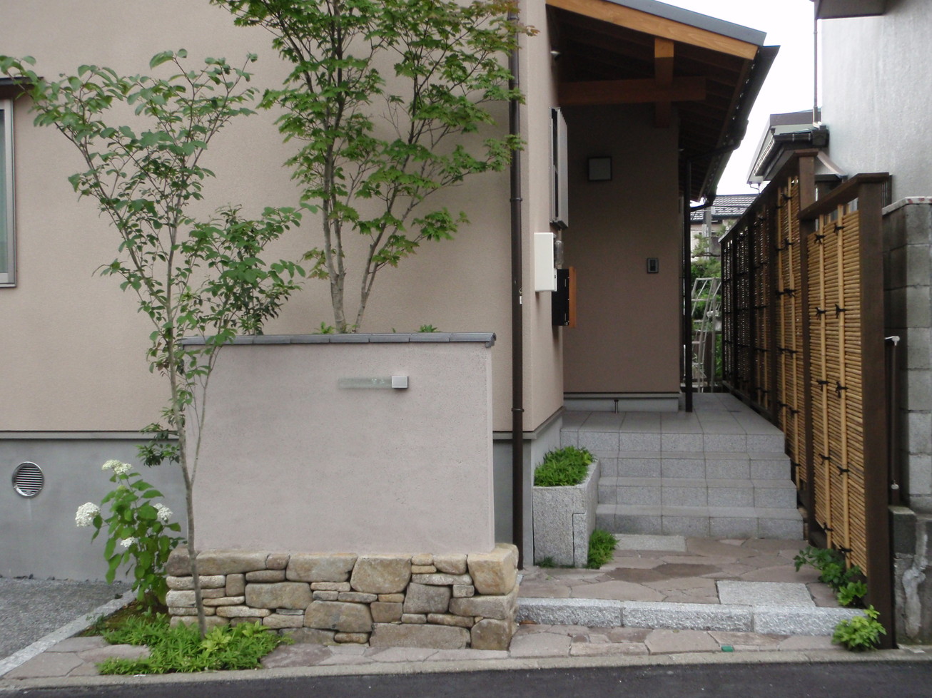 竹垣の玄関とバードバスのお庭